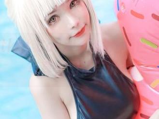 窥探Kitkat Cosplay的短裙世界：高清写真，悄悄告诉你